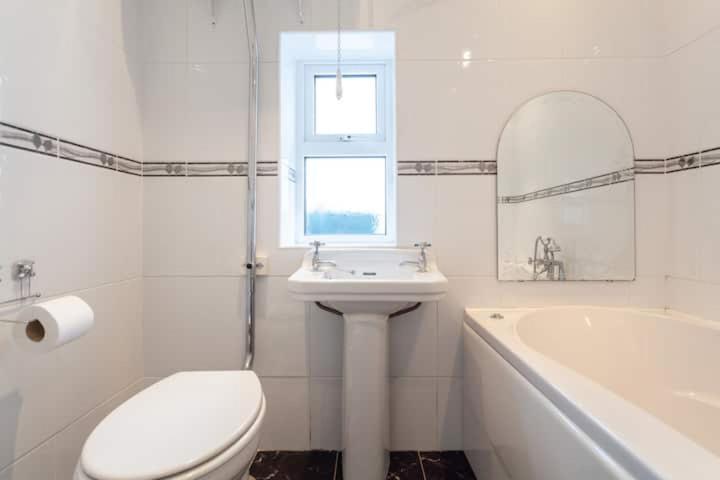 Charming Cottage 4 Bedroom Acton  Экстерьер фото