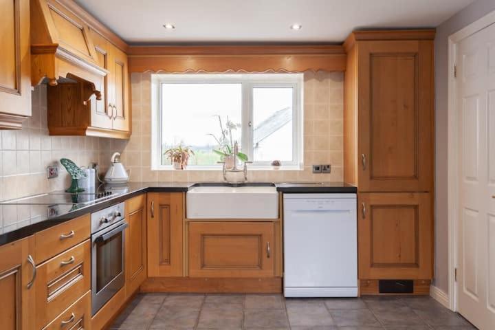 Charming Cottage 4 Bedroom Acton  Экстерьер фото