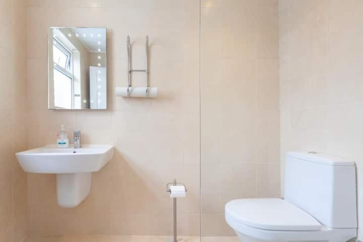 Charming Cottage 4 Bedroom Acton  Экстерьер фото